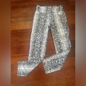 Van Heusen animal print stretch pants SZ 2 Short